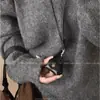 Colar Longo com Pingente de Bolsa Tecida Vintage para Mulheres com Toque de Luxo, Corrente Estendida para Suéter de Nicho, Estilo Longo para Pessoas Plus Size, Acessório de Pescoço