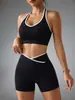 Novo conjunto esportivo feminino de duas peças sem costura com gola halter e acabamento branco, incluindo um sutiã sem costas e shorts de ciclismo de cintura alta que levantam o bumbum