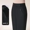 Calça preta de cintura alta e perna reta para mulheres, com cós elástico, caimento que valoriza a silhueta, corte slim e estilo casual, adequada para mulheres de meia-idade e idosas, perfeita para primavera e outono, e projetada para uso diário confortável.