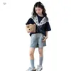 Conjunto de Shawl de Encaje con Lazos y Camiseta con Pedrería y Shorts de Mezclilla Desgastada para Niñas, Estilo Nuevo Verano 2026, para Niños Mayores