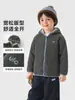Jaqueta de inverno masculina estilo europeu, forrada com fleece e espessa para aquecer, nova coleção 2026 de roupas infantis, roupas de inverno para crianças e bebês