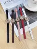 Relógio Feminino Elegante de Design de Nicho de Luxo Leve, Retrô, Compacto e Requintado, com Números Romanos, Mostrador Pequeno, Relógio Marrom Pequeno, Atacado