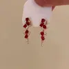 Brincos Irregulares Vermelho Sangue de Pombo Estilo Palácio com Diamantes Cintilantes, Curtos e Modernos, Alto Valor Estético, Estilosos e Elegantes, Brincos com Atmosfera de Ano Novo