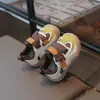 Zapatos de caminar suaves con pegatina mágica para bebés niños, nuevo estilo primavera/otoño, zapatos casuales ligeros antideslizantes para bebés niñas, zapatos sencillos para bebés y niños pequeños