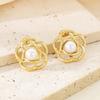 Brincos de Pétala Esculpida Texturizados, Elegantes e Modernos, Aço Inoxidável com Textura Plissada, Flor de Pérola Incrustada em Ouro 18K