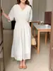 Tiro real vestido de verano de longitud media diseño de sentido plisado cuello en V color sólido retro francés ropa nueva de verano 2026