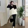 Conjunto de Top de Maternidad y Pantalones de Maternidad Ligeramente Acampanados, Estilo Simple de Otoño 2026 con Diseño de Cuello en V y Retazos Florales, Adelgazante