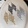 Brincos de gancho de metal com borla de folha estilo europeu e americano 2026 novos brincos da moda, brincos elegantes de luxo leve de alta qualidade