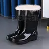 Resistentes al olor, cálidas y antideslizantes, estas botas de lluvia de color sólido con forro de polar son altas, gruesas, impermeables y duraderas, lo que las convierte en una opción elegante para hombres.