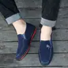 Sapatos masculinos, novo modelo outono 2026, mocassins versáteis, sapatos tradicionais de tecido de Pequim, slip-on casuais de tecido com sola macia antiderrapante para homens