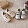 Sapatos Princessos Fechados com Laço para Meninas 2026 Nova Moda Primavera/Verão Versáteis Sapatilhas Mary Jane de Couro para Crianças
