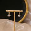 Aretes de perlas estilo retro francés estilo Hong Kong aretes geométricos redondos simples plisados aretes de lujo ligero de alta gama estilo Chanel