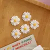 Novo Estilo Fresco e Simples Estilo Pastoral Margarida Emblema Acessórios para Roupas Decoração de Lenço Broche Pingente Acessórios de Resina