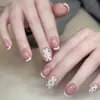 Uñas postizas estilo francés retro blancas con bordes rojos, forma cuadrada mediana, lunares rosa nude y burdeos, uñas postizas delicadas y sencillas