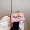 Bolso pequeño portátil vintage informal de alta gama para mujer, nuevo bolso de hombro cuadrado pequeño de estilo coreano de 2024.