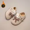 Sapatos Birkenstock para Meninas Outono/Inverno 2025 Novo Estilo Forrados com Lã Quentes Sapatos de Algodão para Crianças Solado Macio Antiderrapante Sapatos de Algodão Hello Kitty para Bebês Meninas