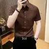 Camisa moderna de alta qualidade estilo europeu, estilosa e cool, camisa branca lisa de manga curta para outono, elástica, slim-fit, business casual, resistente a rugas e fácil de cuidar para homens