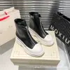 Bota de Cano Curto com Letra M Edição Pura Original Couro de Bezerro Zíper Frontal Solado Grosso Botas Martin Outono e Inverno Novas Cor Elevada Color Block Botas de Cano Curto Femininas