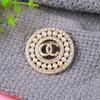 Broche con el logotipo de Chanel, estilo francés retro con incrustaciones de diamantes, alfiler redondo de doble fila, temperamento hueco, accesorios de perlas de doble C