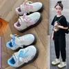 Zapatillas casuales para niñas 2026 suaves y lindas patrón bordado de gatito y pez lazo a cuadros suela suave versátiles zapatos de caña baja