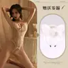 Lencería con temática de marea lunar, sexy y seductora, con un body de encaje con entrepierna abierta, un diseño atrevido y revelador con detalles de corte y tela transparente.