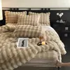 Juego de Cuatro Piezas Estilo Falda de Cama de Felpa de Conejo Engrosada Sábana de Leche Funda Nórdica Doble Cara Más Felpa Franela Coral Fleece Invierno