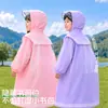 Impermeable infantil, estilo escuela primaria, diseñado para uso escolar, con capucha grande, compartimento para mochila y diseño todo en uno para protección de cuerpo completo contra lluvia intensa