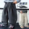 Calça Jeans Casual da Moda Lavada de Algodão Cor Sólida Nova para Meninos Primavera e Outono 2026 Nova Calça Jogger de Perna Larga Tendência