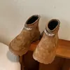 Botas de Menina Botas Infantis 2025 Outono e Inverno Novas Botas Curtas de Algodão Quentes Forradas com Lã de Meninos Botas de Couro Estilo Britânico