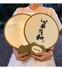 Leque Dobrável Refletivo Estilo Chinês para o Verão com Design de Caligrafia Tradicional, Ventilador Redondo Refrescante para Viagem Tendência Nacional, Refletivo e Protetor Solar