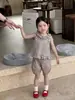 2026 Verano Nuevo Estilo Coreano Ropa Infantil Niñas Estampado Integral de Cerezas Dobladillo con Volantes Cuello con Volantes Chaleco sin Mangas Shorts Conjunto de 2 Piezas