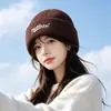 Novo gorro de malha bordado versátil para outono e inverno, chapéu para clima frio que afina o rosto, chapéu de malha quente estilo coreano para proteger as orelhas