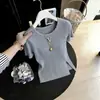 Top de punto fino de manga corta de seda helada que cubre la barriga, bajo con abertura, para mujer, camiseta fina de cuello redondo, temporada primavera-verano 2026, holgado y rejuvenecedor