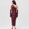 Vestido Asimétrico de Hombro en Piel Sintética, Moda Femenina Transfronteriza Europea y Americana, Ajustado, Ceñido al Busto, Fruncido, Sexy, Ceñido a la Cadera, Vestido Largo de Piel con Abertura