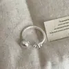 Anillo de Metal Mate con Flor de Perlas en Relieve Diseño de Nicho para Mujer Personalizado Exquisito Anillo de Tendencia de Moda