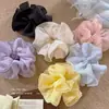 Goma de pelo extra grande morada suave para mujer, adecuada para coletas bajas, con un diseño suave y elegante