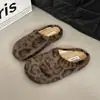 Mocasín de algodón con forro de felpa 2026 punta cerrada estilo otoño e invierno nuevo estilo estilo Birkenstock medio zueco zapatos peludos para exteriores para mujer con suelas gruesas para uso en casa