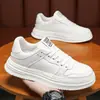 Nuevos zapatos de hombre para primavera y otoño, zapatos transpirables, zapatillas blancas versátiles de estilo coreano para hombre, zapatos planos casuales deportivos, zapatos de moda