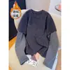 2026 Novo Estilo Camiseta de Veludo Alemão Listrada Escovada de Manga Longa Falsa Duas Peças para Mulheres, Camisa Base Versátil da Moda para Outono e Inverno
