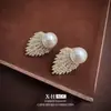 Pendientes de Perla Estilo Retro Europeo y Americano de Personalidad Aguja Plateada para Mujer, Pendientes de Moda Exagerados Tachonados de Diamantes de Lujo Ligero con un Toque de Alta Gama y Elegancia