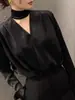 Camisa de Acetato Satinado de Luxo Acessível para Mulheres na Primavera e Outono, Camisa Única com Decote V de Fita, Top Estilo Francês Redutor de Idade