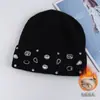 Fábrica de origem transfronteiriça gorro de tricô com formato exclusivo decorado com strass para mulheres, outono e inverno, luxo leve, com punho, forrado de fleece, quente