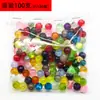 Botões coloridos variados, miçangas e fechos em designs semitransparentes, disponíveis em vários estilos, incluindo formas redondas e irregulares, para fazer joias DIY.