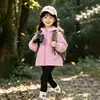 Chaqueta cortavientos para niña, nuevo modelo elegante otoño 2026, abrigo con capucha para exteriores para niñas pequeñas, prenda superior de primavera y otoño para niños