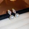 Aretes simples de perlas con aguja de plata electrochapada en oro real y circonita, aretes de moda versátiles para otoño e invierno, aretes elegantes retro al por mayor