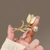 Broche Flor de Tulipán Mori de Alta Gama para Mujer Pin Elegante de Lujo Ligero Corsage de Perlas Accesorios para Ropa Regalo de Nicho