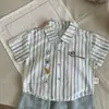 Camisa de verano nueva con rayas verticales de dibujos animados para niños, camisa elegante y popular para niños, top versátil con temática de bosque para bebé