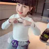 Camisetas de manga larga para niñas de primavera y otoño, ropa elegante para bebés y niños, diseño de letras bordadas de moda estilo coreano, camiseta interior con forro polar