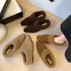 Nuevas Pantuflas de Piel para Mujer Medio Abiertas Felpa Calientes Para Usar al Aire Libre Otoño/Invierno Adelgazantes de Punta Cerrada Estilo Coco Moda Retro 2026