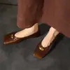 Diseño único punta de mango piel de vaca encerada con aceite hebilla metálica otoño 2026 nuevo zapatos planos de cuero genuino cuello en V poco profundos para mujer